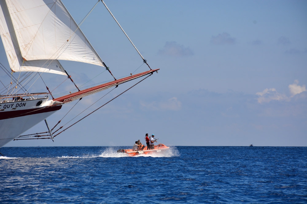 Trước sự ứng phó mau lẹ, chuyên nghiệp của thủy thủ đoàn, “cướp biển” tăng tốc tránh xa tàu buồm 286/Lê Qúy Đôn.